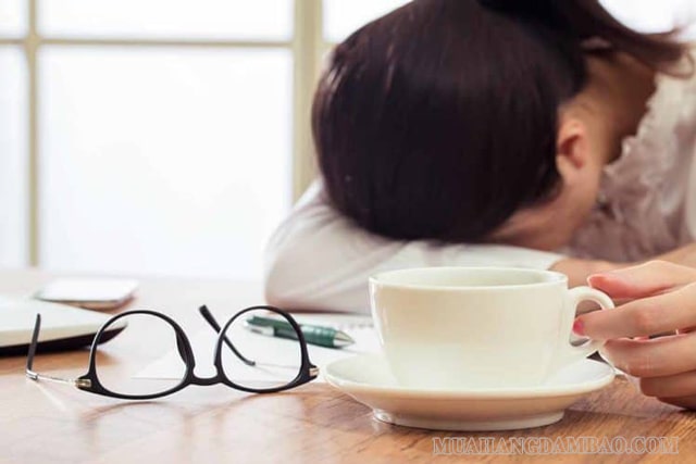 Không lạm dụng quá nhiều cà phê để hạn chế tình trạng mất ngủ gây giật mí mắt