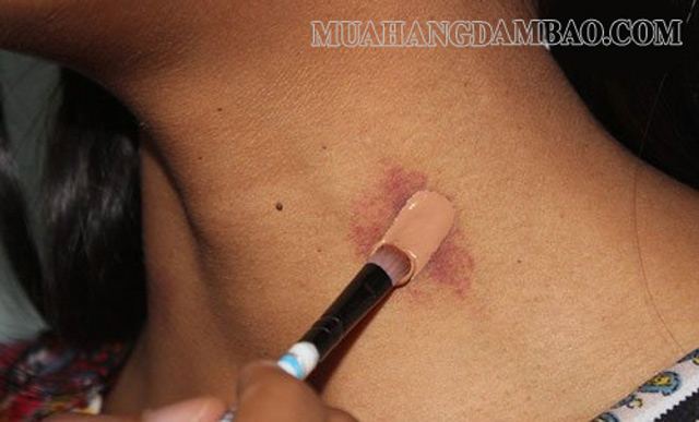 Dùng cọ che khuyết điểm để làm mờ dấu hickey