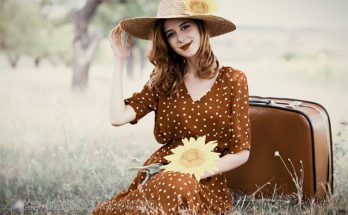 Phong cách vintage được phối bằng váy dài chấm bi và phụ kiện mũ vành
