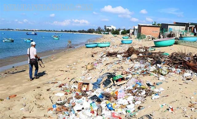 Rác thải nhựa chất thành đống tại 1 bãi biển của Việt Nam