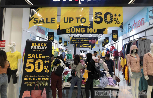 Một cửa hàng thời trang đông đúc trong ngày Black Friday