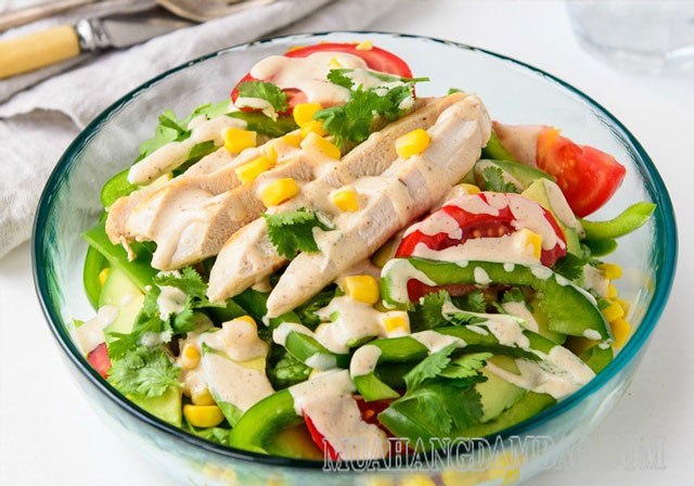 Salad rau củ ức gà là món không thể thiếu trong thực đơn keto