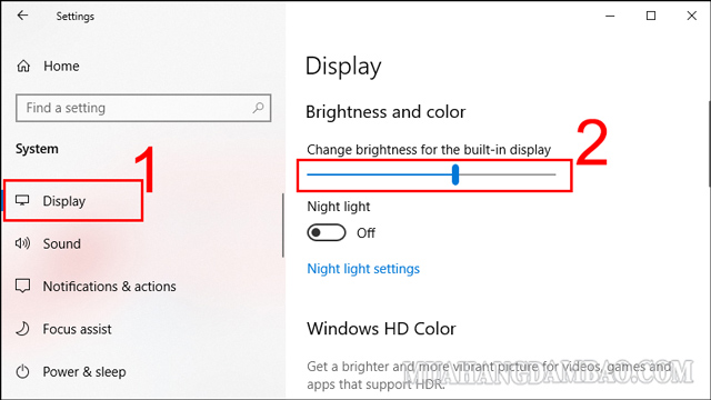 Lựa chọn Display và trượt Change brightness for the built-in display để có thể điều chỉnh độ sáng