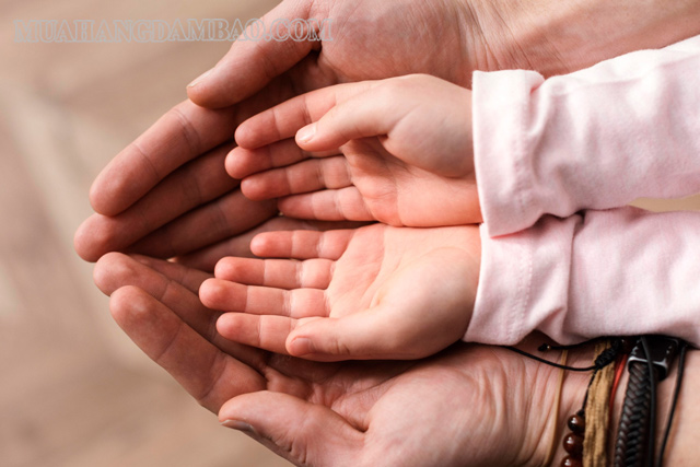 Nghe lời cha mẹ, chăm sóc cho cha mẹ lúc ốm đau là cách thể hiện lòng biết ơn