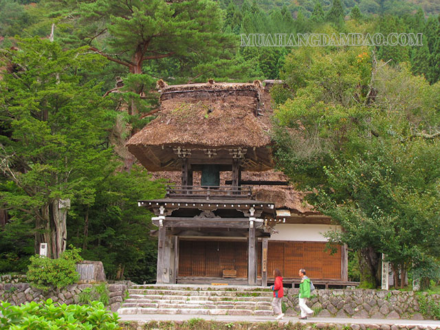 Bên ngoài chùa Myozen-ji tại làng cổ Shirakawago