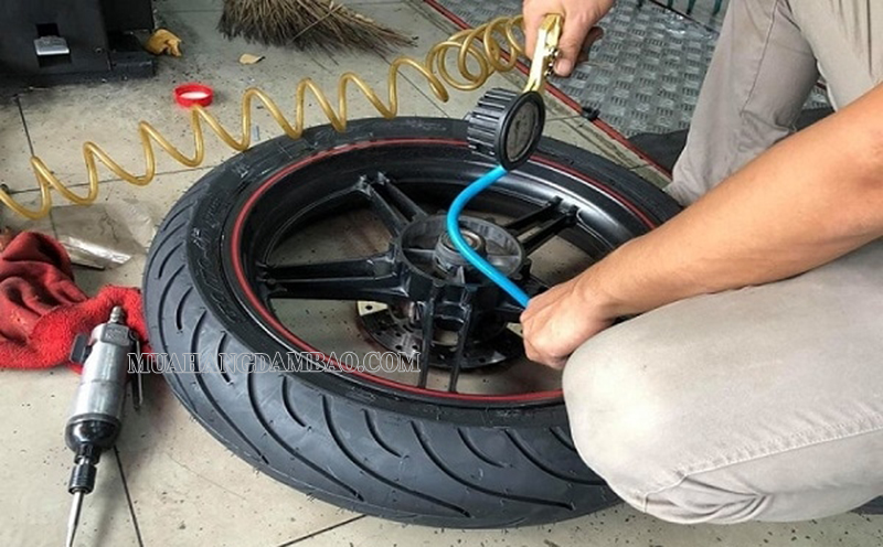 Lắp lốp xe máy đơn giản tại nhà