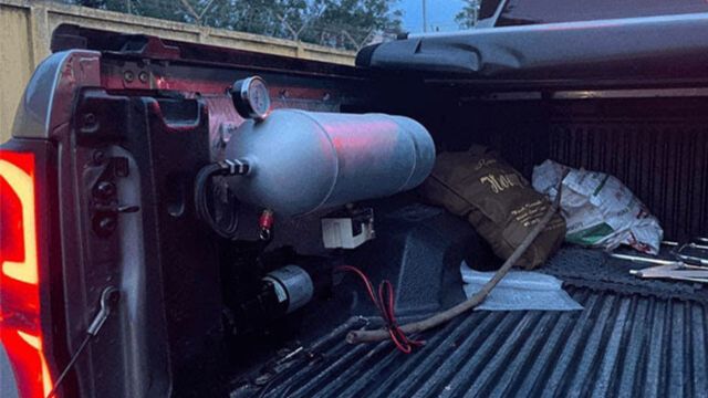 Hình ảnh bình hơi và máy nén khí được lắp trên dòng xe bán tải Ford Ranger