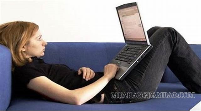 Để bảo vệ ổ cứng hiệu quả hơn, bạn tuyệt đối không nên ôm laptop khi nằm ngửa