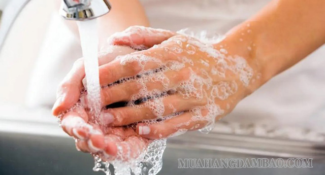 Rửa tay sạch sẽ trước khi ăn để phòng tránh bệnh kiết lị