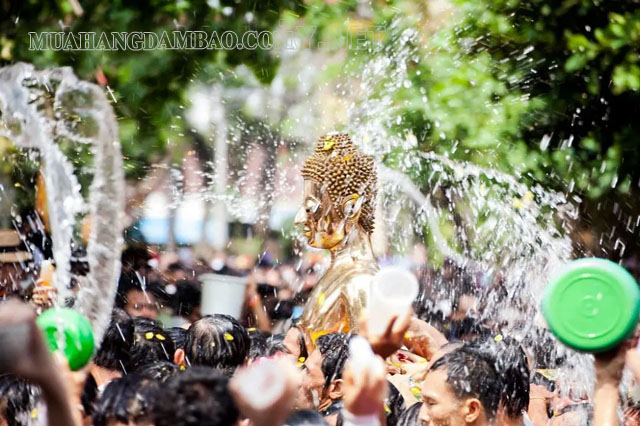 Lễ tắm Phật tại Tết Campuchia