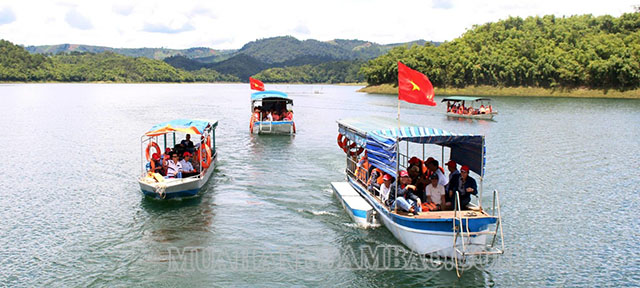 Thuê thuyền ra hồ Tà Đùng