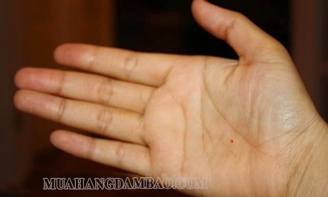 Ý nghĩa nốt ruồi son nằm ở vị trí  lòng bàn tay phải